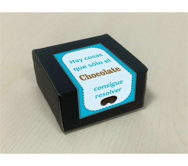 Box with 8 breast-shaped pure chocolates