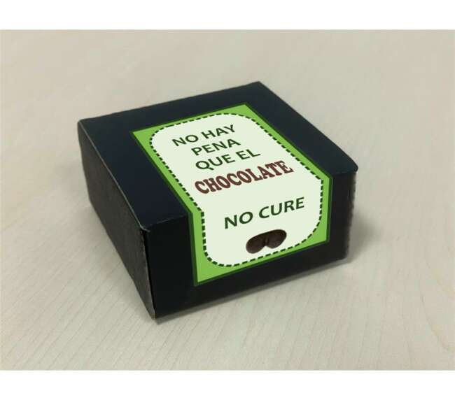 Box with 8 breast-shaped pure chocolates