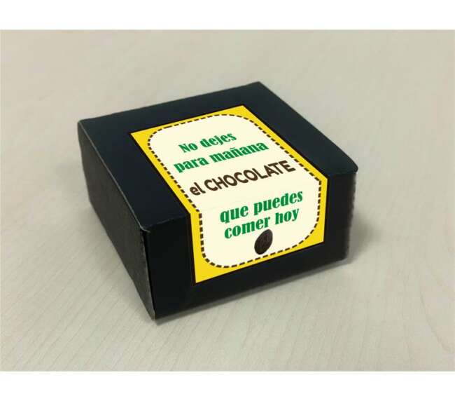 Box with 8 lips vagina-shaped pure chocolates