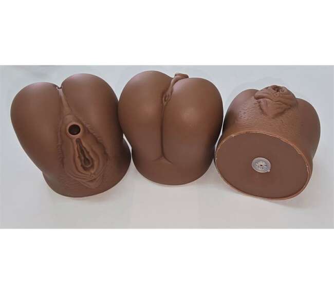 Labia shaped whistle