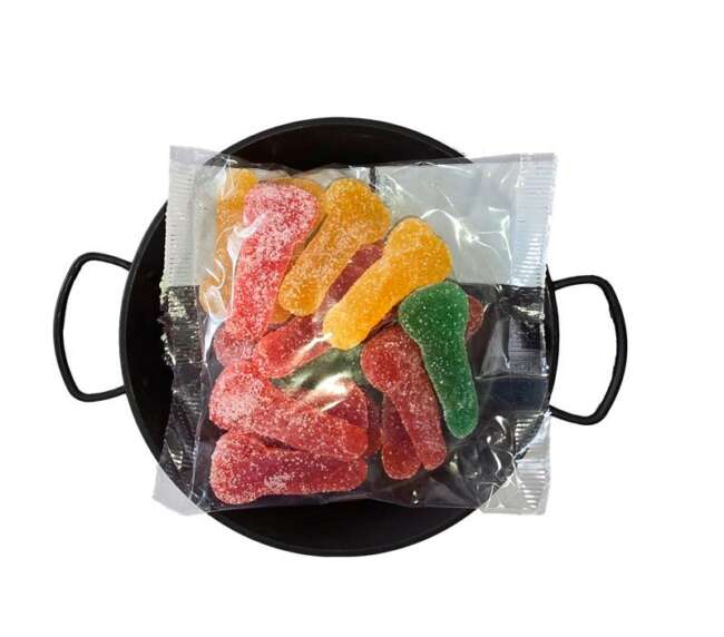 Gommes de sucre en forme de pénis dans une poêle à paella